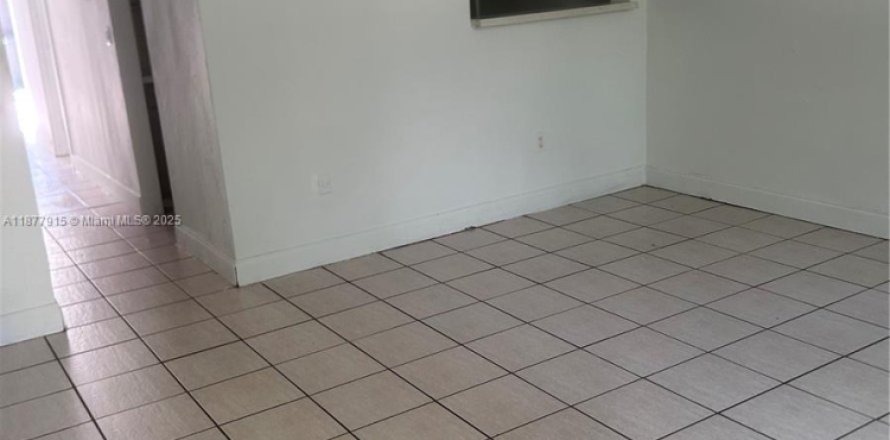 Adosado en Miami, Florida 4 dormitorios, 111.48 m2 № 1927310