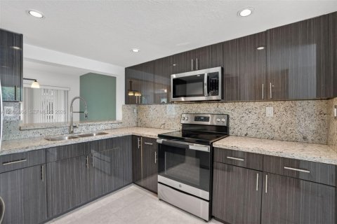 Townhouse in Plantation, Florida 3 bedrooms, 140.75 sq.m. № 2069646 - photo 11