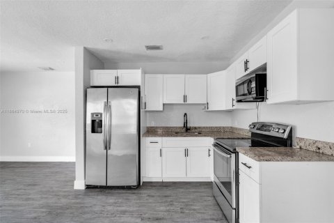 Casa en alquiler en Miami, Florida, 2 dormitorios, 92.9 m2 № 1893234 - foto 8
