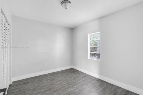 Casa en alquiler en Miami, Florida, 2 dormitorios, 92.9 m2 № 1893234 - foto 11