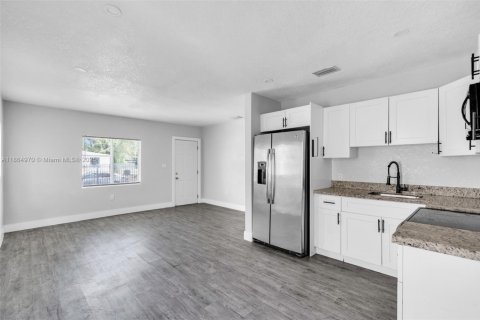 Casa en alquiler en Miami, Florida, 2 dormitorios, 92.9 m2 № 1893234 - foto 7