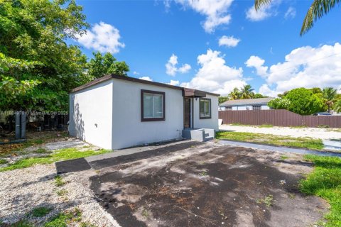 Casa en alquiler en Miami, Florida, 2 dormitorios, 92.9 m2 № 1893234 - foto 2