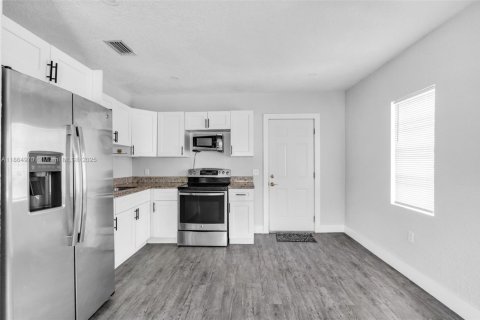 Casa en alquiler en Miami, Florida, 2 dormitorios, 92.9 m2 № 1893234 - foto 6