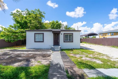 Casa en alquiler en Miami, Florida, 2 dormitorios, 92.9 m2 № 1893234 - foto 1