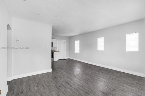 Casa en alquiler en Miami, Florida, 2 dormitorios, 92.9 m2 № 1893234 - foto 3