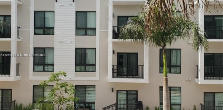 Кондоминиум с 2 спальнями в Дорал, Флорида № 1971048