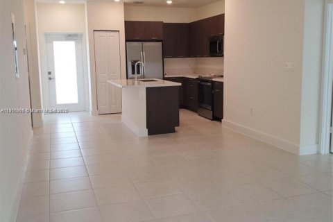 Снять в аренду кондоминиум в Дорал, Флорида 2 спальни, 104.42м2, № 1971048 - фото 3