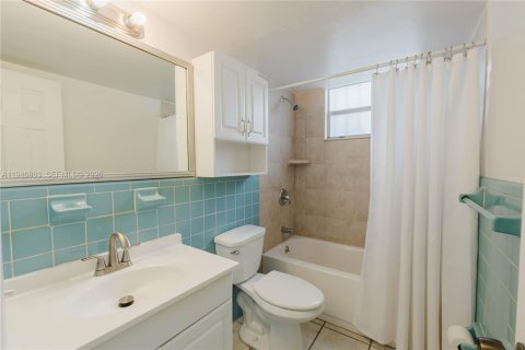 Condo in Miami, Florida, 2 bedrooms  № 2003063 - photo 10
