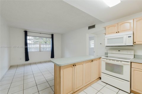 Condo in Miami, Florida, 2 bedrooms  № 2003063 - photo 3