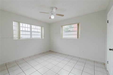 Condo in Miami, Florida, 2 bedrooms  № 2003063 - photo 8