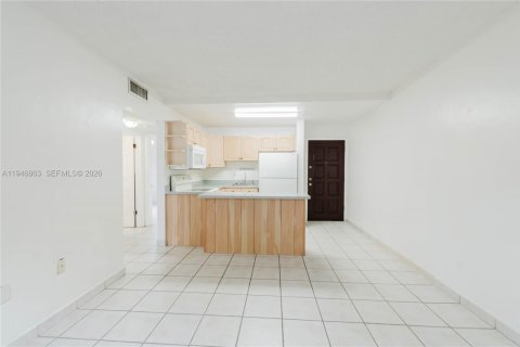 Condo in Miami, Florida, 2 bedrooms  № 2003063 - photo 5