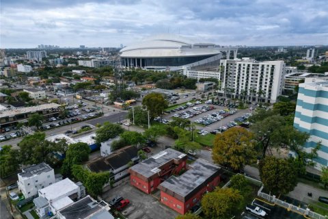 Condo in Miami, Florida, 2 bedrooms  № 2003063 - photo 16