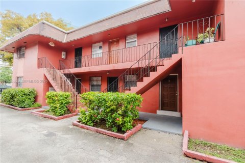 Condo in Miami, Florida, 2 bedrooms  № 2003063 - photo 13