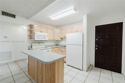Condo in Miami, Florida, 2 bedrooms  № 2003063 - photo 2