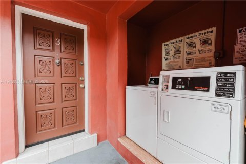 Condo in Miami, Florida, 2 bedrooms  № 2003063 - photo 12