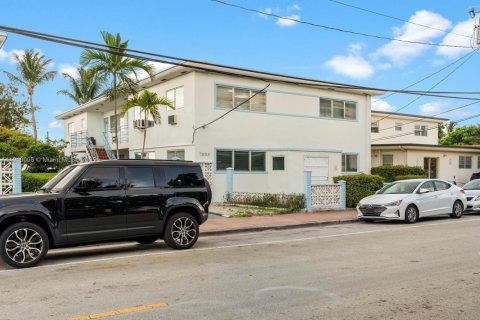 Commercial property in Miami Beach, Florida № 2018942 - photo 2