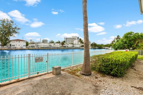 Commercial property in Miami Beach, Florida № 2018942 - photo 4