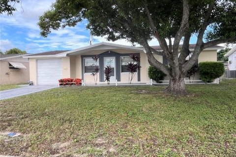 House in New Port Richey, Florida 2 bedrooms, 114.83 sq.m. № 2294571