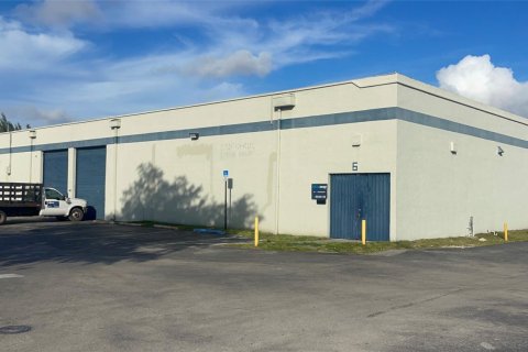 Propiedad comercial en alquiler en Miami, Florida № 1027116 - foto 1