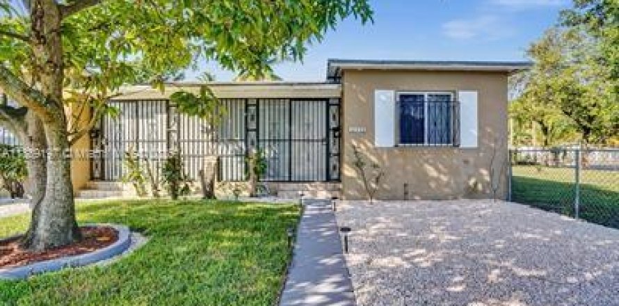 Duplex in Miami, Florida 2 bedrooms, 205.13 sq.m. № 1941350