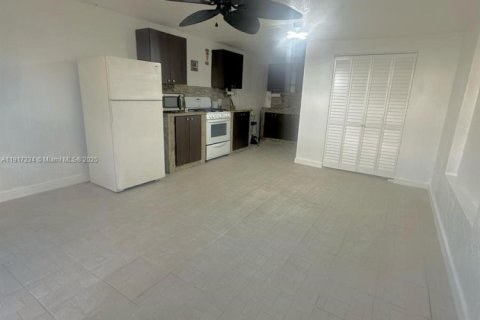 House in Hialeah, Florida 1 bedroom, 135.45 sq.m. № 1973458 - photo 4