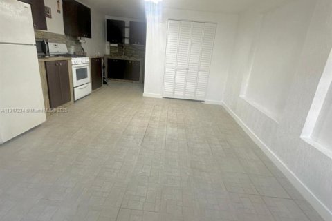 House in Hialeah, Florida 1 bedroom, 135.45 sq.m. № 1973458 - photo 5