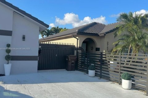 House in Hialeah, Florida 1 bedroom, 135.45 sq.m. № 1973458 - photo 1