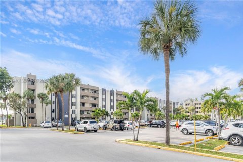 Снять в аренду кондоминиум в Хайалиа Гарденс, Флорида 1 спальня, 70.61м2, № 1988326 - фото 1