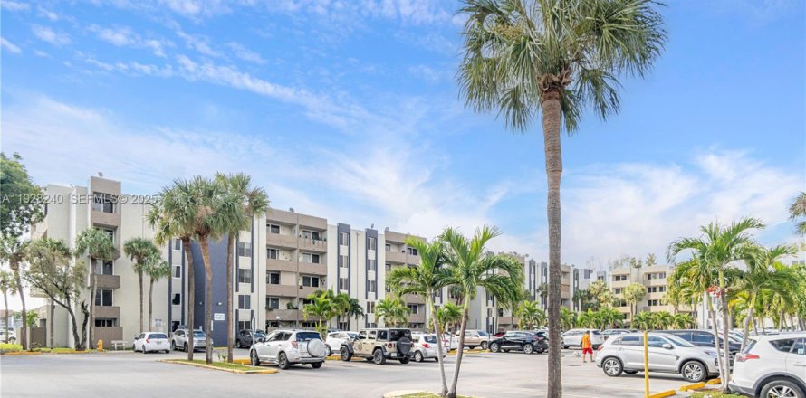 Кондоминиум с 1 спальней в Хайалиа Гарденс, Флорида № 1988326