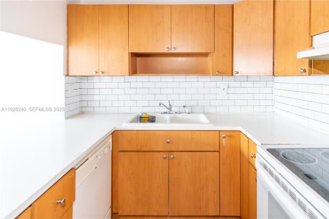 Снять в аренду кондоминиум в Хайалиа Гарденс, Флорида 1 спальня, 70.61м2, № 1988326 - фото 3