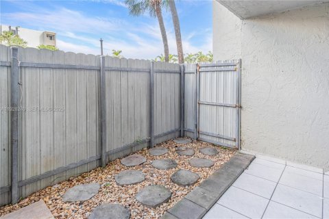 Снять в аренду кондоминиум в Хайалиа Гарденс, Флорида 1 спальня, 70.61м2, № 1988326 - фото 2