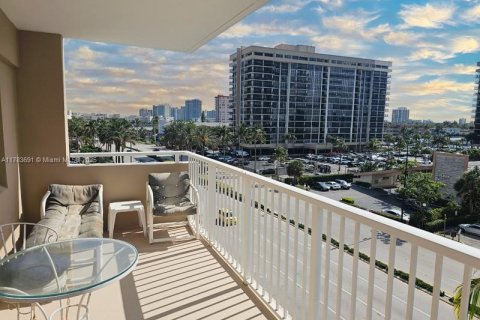 Copropriété à louer à Hallandale Beach, Floride: 3 chambres, 161.65 m2 № 1705780 - photo 2