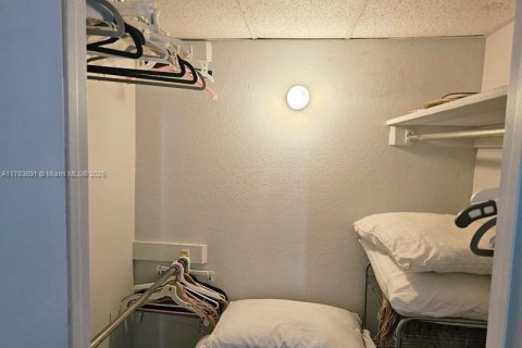 Copropriété à louer à Hallandale Beach, Floride: 3 chambres, 161.65 m2 № 1705780 - photo 19
