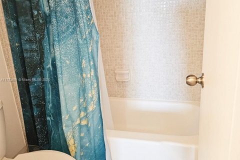 Copropriété à louer à Hallandale Beach, Floride: 3 chambres, 161.65 m2 № 1705780 - photo 27