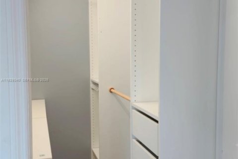 Снять в аренду виллу или дом в Майами, Флорида 1 спальня, 255.02м2, № 1987699 - фото 7