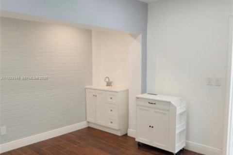 Снять в аренду виллу или дом в Майами, Флорида 1 спальня, 255.02м2, № 1987699 - фото 4