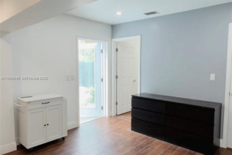 Снять в аренду виллу или дом в Майами, Флорида 1 спальня, 255.02м2, № 1987699 - фото 3