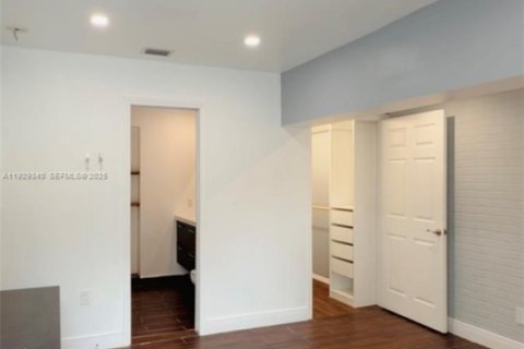 Снять в аренду виллу или дом в Майами, Флорида 1 спальня, 255.02м2, № 1987699 - фото 2