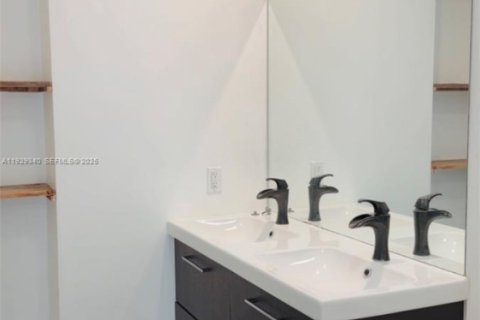 Снять в аренду виллу или дом в Майами, Флорида 1 спальня, 255.02м2, № 1987699 - фото 6