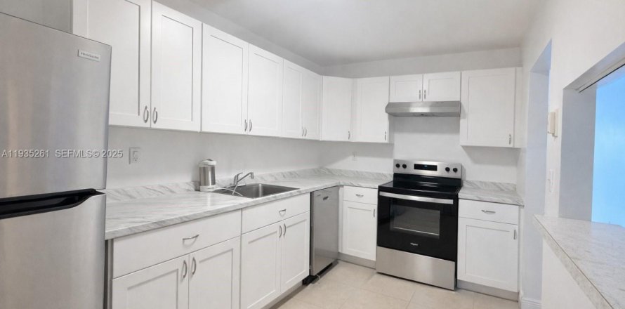 Кондоминиум с 1 спальней в Норт-Майами, Флорида № 1993423