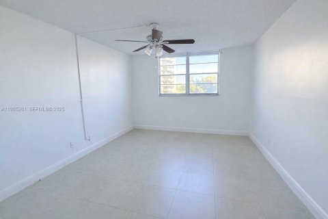 Снять в аренду кондоминиум в Норт-Майами, Флорида 1 спальня, 83.61м2, № 1993423 - фото 15