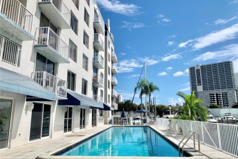 Condo in Miami, Florida, 2 bedrooms  № 1889619 - photo 7