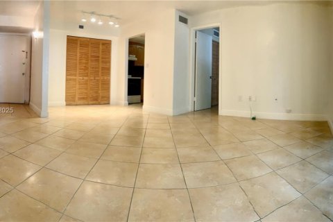 Condo in Miami, Florida, 2 bedrooms  № 1889619 - photo 12