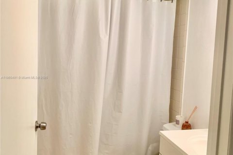 Condo in Miami, Florida, 2 bedrooms  № 1889619 - photo 14