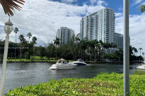 Condo in Miami, Florida, 2 bedrooms  № 1889619 - photo 6