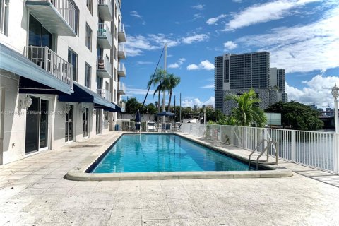 Condo in Miami, Florida, 2 bedrooms  № 1889619 - photo 5
