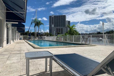 Condo in Miami, Florida, 2 bedrooms  № 1889619 - photo 3