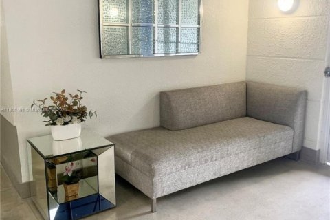 Condo in Miami, Florida, 2 bedrooms  № 1889619 - photo 10