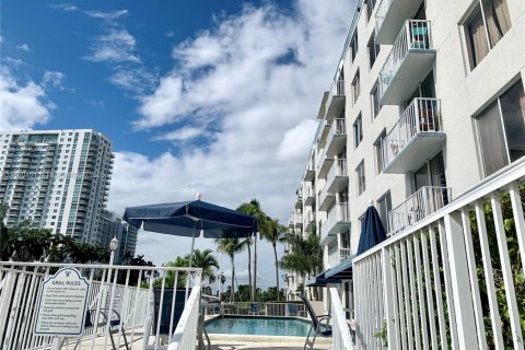 Condo in Miami, Florida, 2 bedrooms  № 1889619 - photo 2