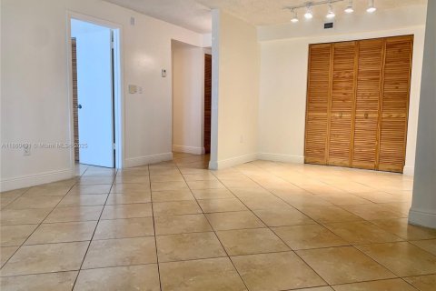 Condo in Miami, Florida, 2 bedrooms  № 1889619 - photo 13